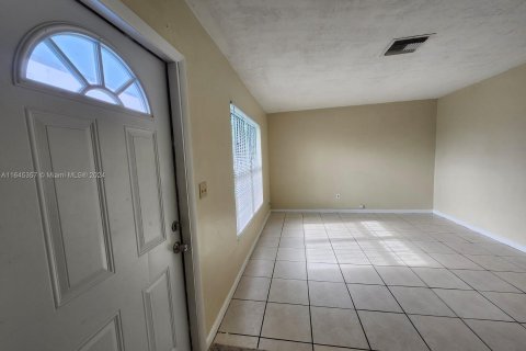 House in Miami, Florida 3 bedrooms, 108.14 sq.m. № 1328768 - photo 4