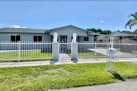 Casa en venta en Miami, Florida, 3 dormitorios, 124.49 m2 № 1329813 - foto 1