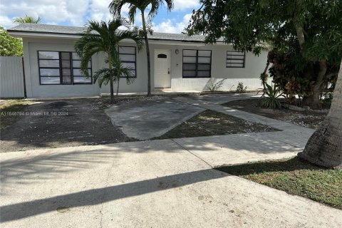 Casa en venta en Hialeah, Florida, 4 dormitorios, 142.98 m2 № 1329809 - foto 1