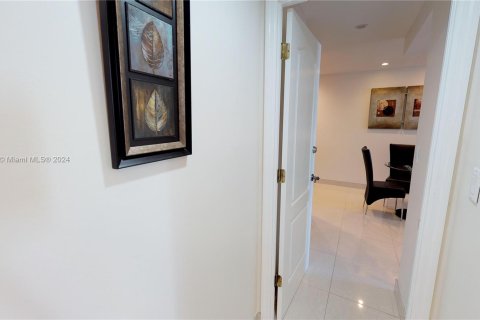 Condo in Sunny Isles Beach, Florida, 2 bedrooms  № 1073349 - photo 25