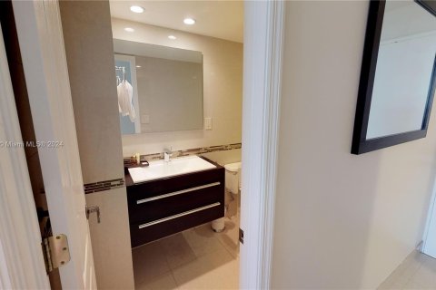 Condo in Sunny Isles Beach, Florida, 2 bedrooms  № 1073349 - photo 29