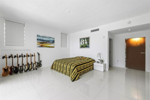 Condo in Miami Beach, Florida, 2 bedrooms  № 1380591 - photo 24