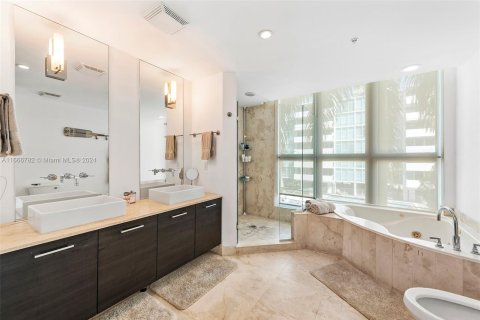 Condo in Miami Beach, Florida, 2 bedrooms  № 1380591 - photo 21