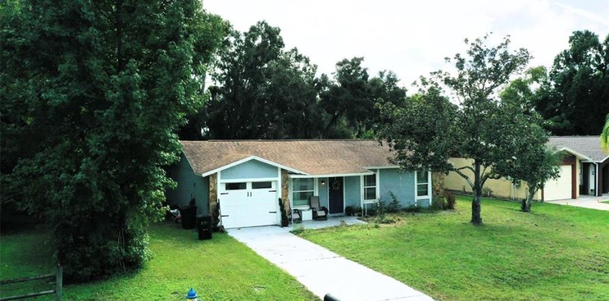 House in Land O' Lakes, Florida 4 bedrooms, 121.52 sq.m. № 1380972