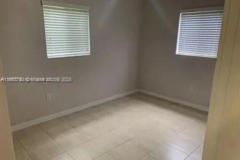 House in Miami, Florida 3 bedrooms, 94.02 sq.m. № 1375576 - photo 3