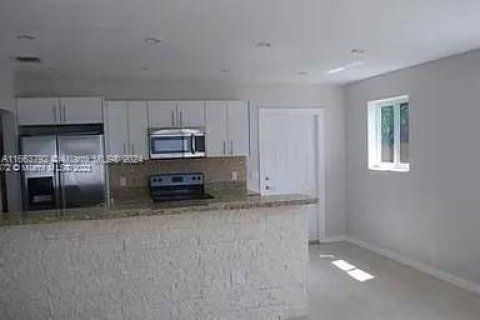 House in Miami, Florida 3 bedrooms, 94.02 sq.m. № 1375576 - photo 9