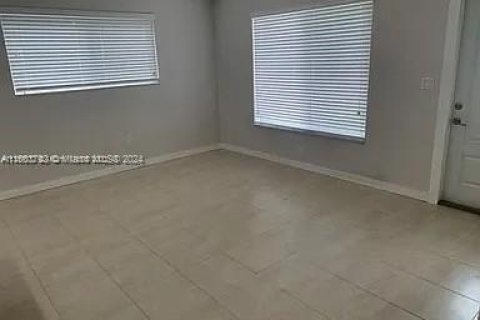 Casa en venta en Miami, Florida, 3 dormitorios, 94.02 m2 № 1375576 - foto 2