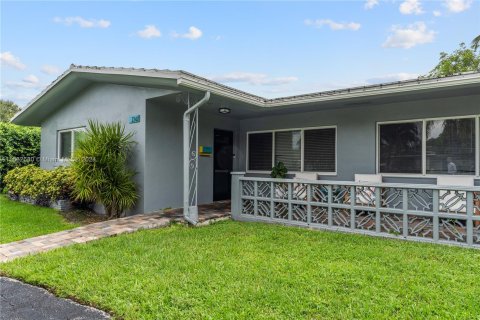 Villa ou maison à vendre à Lighthouse Point, Floride: 2 chambres, 122.54 m2 № 1375539 - photo 2