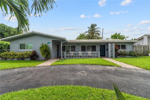 Villa ou maison à vendre à Lighthouse Point, Floride: 2 chambres, 122.54 m2 № 1375539 - photo 1