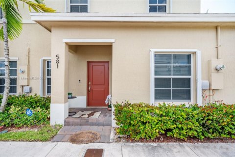 Townhouse in Florida City, Florida 4 bedrooms, 157.93 sq.m. № 1375537 - photo 3