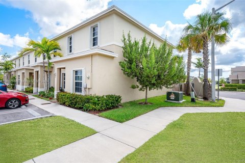 Townhouse in Florida City, Florida 4 bedrooms, 157.93 sq.m. № 1375537 - photo 6