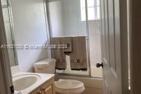 House in Miami, Florida 4 bedrooms, 195.65 sq.m. № 1281464 - photo 20