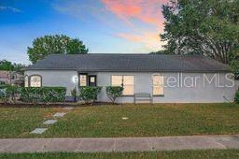 House in Orlando, Florida 4 bedrooms, 128.02 sq.m. № 1426575 - photo 1