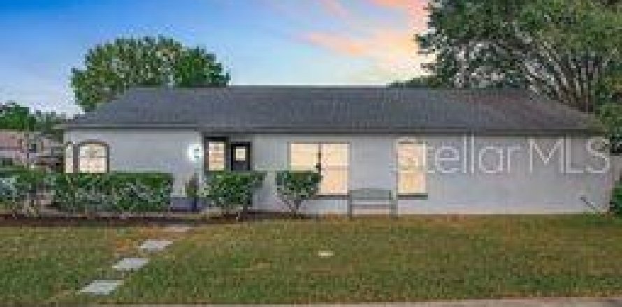 House in Orlando, Florida 4 bedrooms, 128.02 sq.m. № 1426575