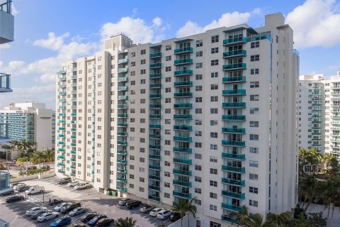 Condo in Hollywood, Florida, 2 bedrooms  № 1054901 - photo 2