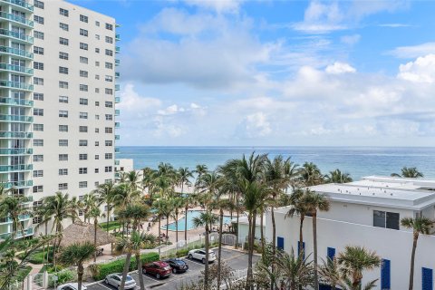 Condo in Hollywood, Florida, 2 bedrooms  № 1054901 - photo 18