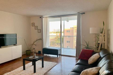 Condo in Hallandale Beach, Florida, 2 bedrooms  № 1321394 - photo 3