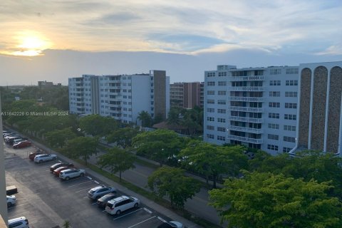 Condo in Hallandale Beach, Florida, 2 bedrooms  № 1321394 - photo 20