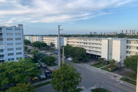 Condo in Hallandale Beach, Florida, 2 bedrooms  № 1321394 - photo 17