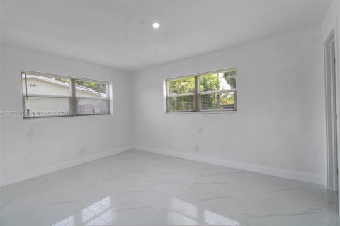 House in North Miami Beach, Florida 3 bedrooms, 145.86 sq.m. № 1305570 - photo 21