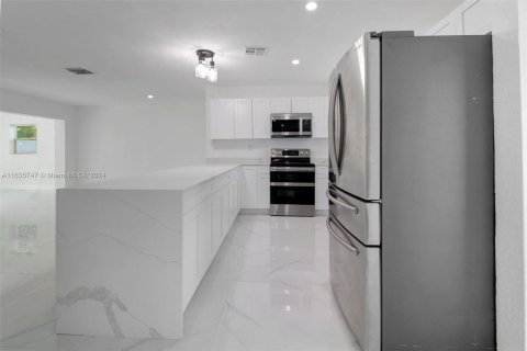 House in North Miami Beach, Florida 3 bedrooms, 145.86 sq.m. № 1305570 - photo 4