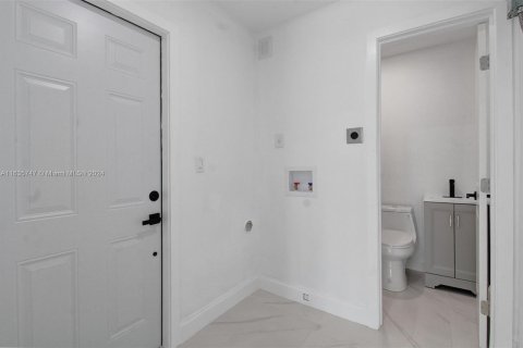 House in North Miami Beach, Florida 3 bedrooms, 145.86 sq.m. № 1305570 - photo 17