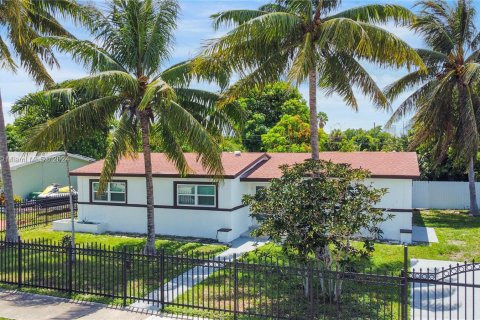 Villa ou maison à vendre à North Miami Beach, Floride: 3 chambres, 145.86 m2 № 1305570 - photo 1