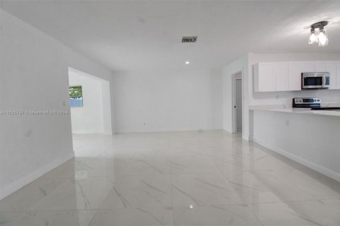 House in North Miami Beach, Florida 3 bedrooms, 145.86 sq.m. № 1305570 - photo 8