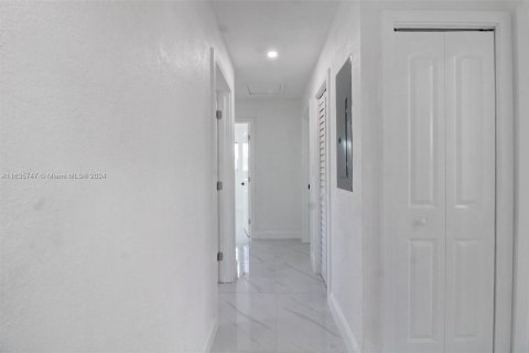 House in North Miami Beach, Florida 3 bedrooms, 145.86 sq.m. № 1305570 - photo 11