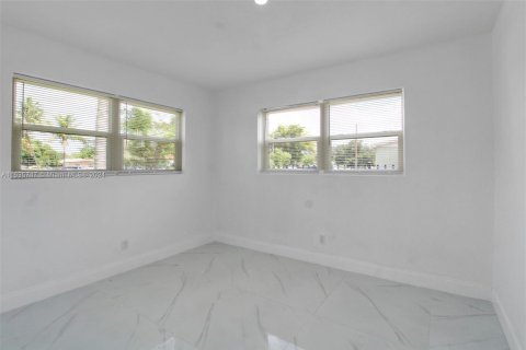 House in North Miami Beach, Florida 3 bedrooms, 145.86 sq.m. № 1305570 - photo 13