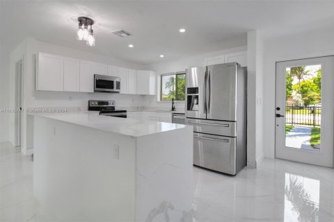 House in North Miami Beach, Florida 3 bedrooms, 145.86 sq.m. № 1305570 - photo 6