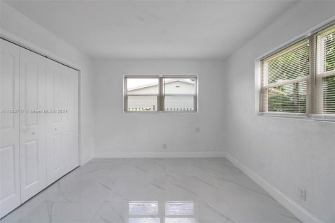 House in North Miami Beach, Florida 3 bedrooms, 145.86 sq.m. № 1305570 - photo 19