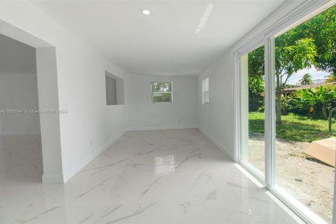 House in North Miami Beach, Florida 3 bedrooms, 145.86 sq.m. № 1305570 - photo 9