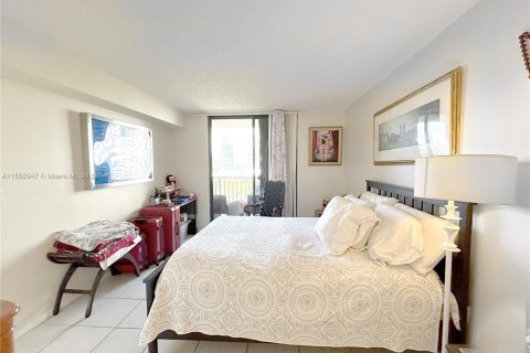 Condo in Miami, Florida, 2 bedrooms  № 1072928 - photo 16