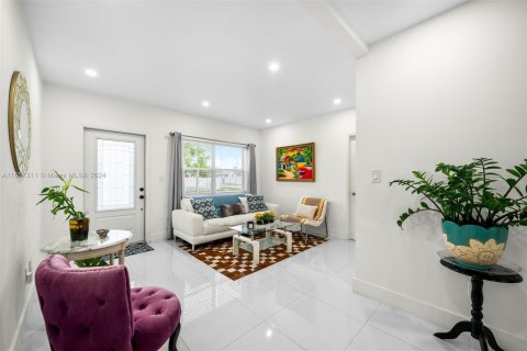 Villa ou maison à vendre à Miami, Floride: 3 chambres, 88.07 m2 № 1080112 - photo 4