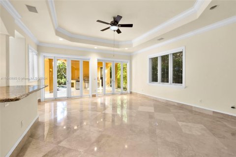 House in Miami, Florida 6 bedrooms, 515.61 sq.m. № 1040062 - photo 15