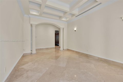 House in Miami, Florida 6 bedrooms, 515.61 sq.m. № 1040062 - photo 10