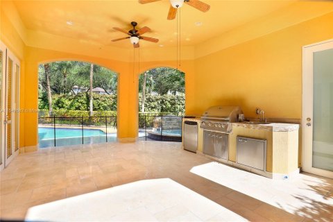 House in Miami, Florida 6 bedrooms, 515.61 sq.m. № 1040062 - photo 4