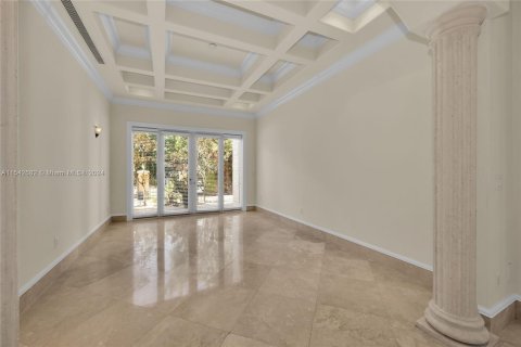 House in Miami, Florida 6 bedrooms, 515.61 sq.m. № 1040062 - photo 9