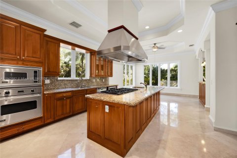 House in Miami, Florida 6 bedrooms, 515.61 sq.m. № 1040062 - photo 11