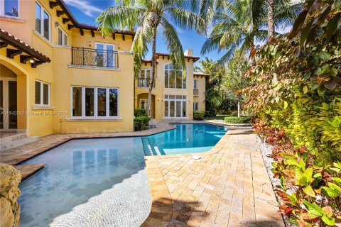 House in Miami, Florida 6 bedrooms, 515.61 sq.m. № 1040062 - photo 2