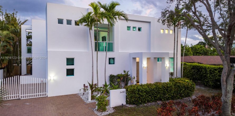 Villa ou maison à Fort Lauderdale, Floride 7 chambres, 404.59 m2 № 1239389