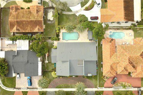 House in Miami, Florida 6 bedrooms, 327.39 sq.m. № 1226603 - photo 5