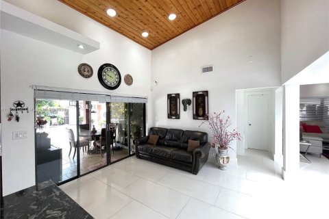 House in Miami, Florida 6 bedrooms, 327.39 sq.m. № 1226603 - photo 16