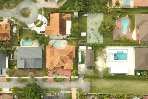 House in Miami, Florida 6 bedrooms, 327.39 sq.m. № 1226603 - photo 7