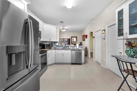 Casa en venta en Pembroke Pines, Florida, 4 dormitorios, 201.78 m2 № 1049583 - foto 15