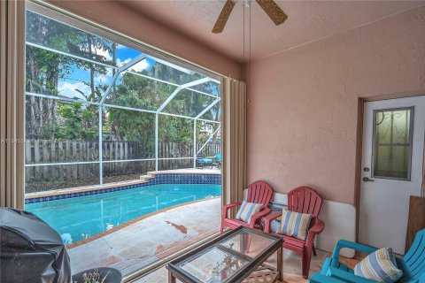 Casa en venta en Pembroke Pines, Florida, 4 dormitorios, 201.78 m2 № 1049583 - foto 21