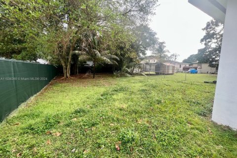 Commercial property in Miami, Florida 81.75 sq.m. № 1049582 - photo 6