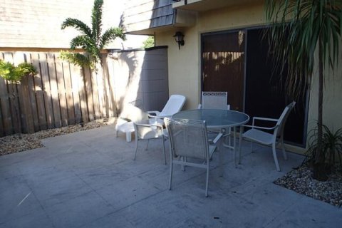 Townhouse in Palm Springs, Florida 2 bedrooms, 114.46 sq.m. № 1226754 - photo 8