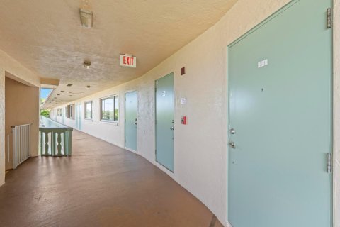 Condo in Palm Springs, Florida, 1 bedroom  № 1226647 - photo 23